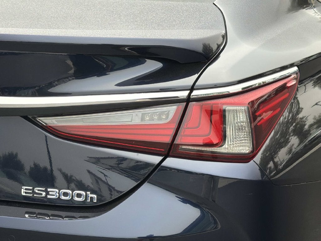 2021 Lexus ES 300h Luxury